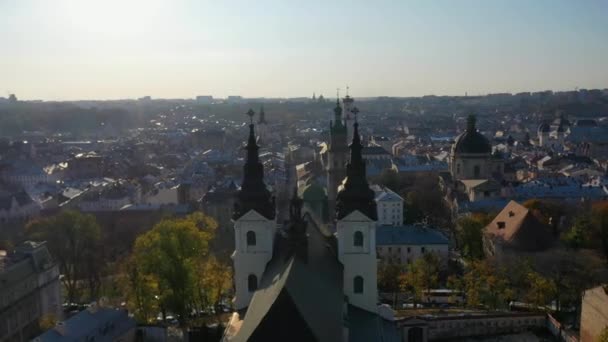 Воздушное видео Михайловского храма в центральной части старого Львова, Украина — стоковое видео