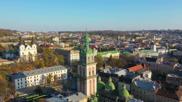 Flygfoto av Uspinska kyrkan i centrala delen av gamla staden Lviv, Ukraina — Stockvideo