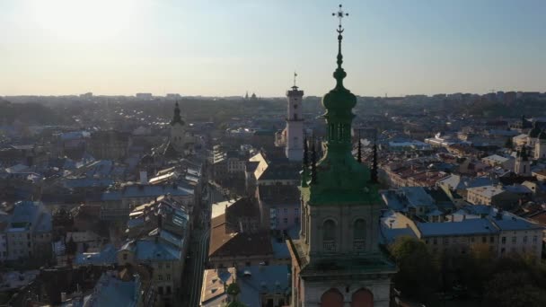 Воздушное видео Успинской церкви в центральной части старого Львова, Украина — стоковое видео