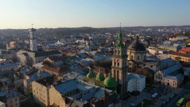 ウクライナの旧市街の中央部にあるウスピンスカ教会の空中ビデオ — ストック動画