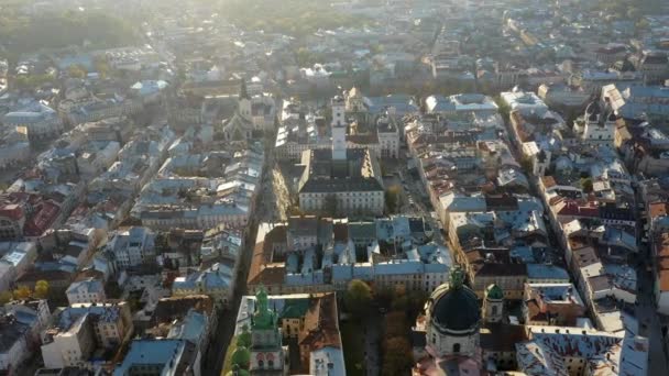 Vídeo aéreo de aviones no tripulados del centro de la ciudad vieja de Lviv - techos y calles, Ayuntamiento Ratusha — Vídeos de Stock