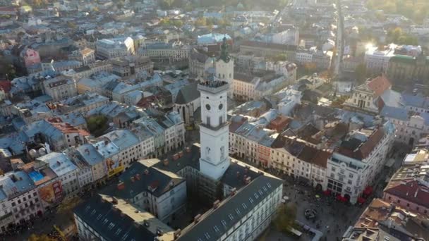 Luchtfoto drone video van het oude centrum van Lviv - daken en straten, stadhuis Ratusha — Stockvideo