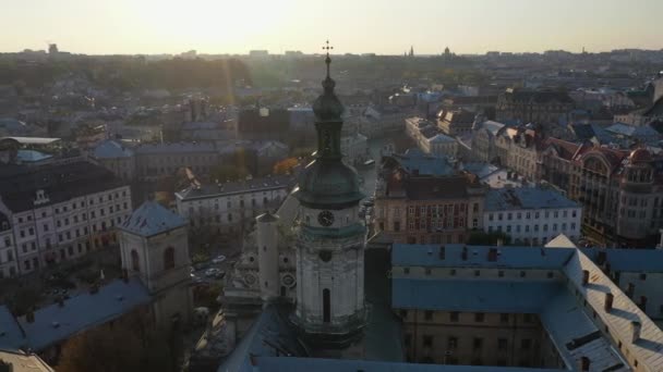 Letecké video kostela v centrální části starého města Lvova, Ukrajina — Stock video