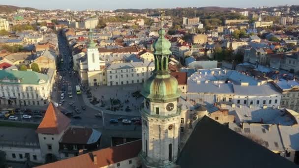 Wideo lotnicze kościoła w centralnej części starego miasta Lwowa, Ukraina — Wideo stockowe