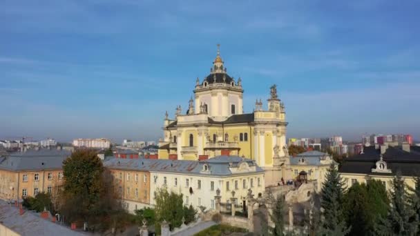 Vídeo aéreo da Igreja de Santa Yura na parte central da cidade velha de Lviv, Ucrânia — Vídeo de Stock