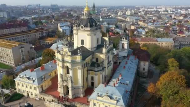 Aerial video of Saint Yura Church in central part of old city of Lviv, Ukraine — Stock Video