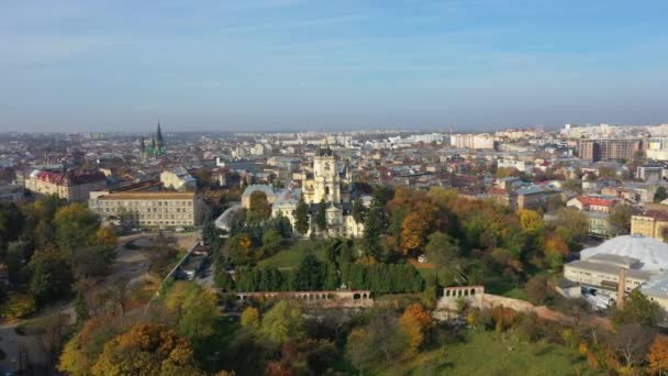 Luchtfoto van de kerk Saint Yura in het centrale deel van de oude stad Lviv, Oekraïne — Stockvideo
