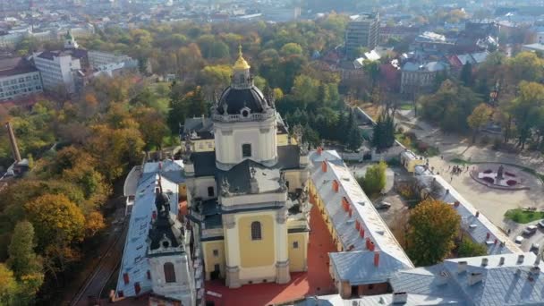 Flygfoto av Saint Jura kyrkan i centrala delen av gamla staden Lviv, Ukraina — Stockvideo