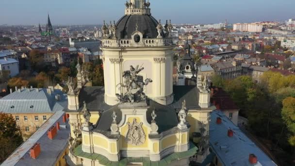 Vidéo aérienne de l'église Sainte Yura dans la partie centrale de la vieille ville de Lviv, Ukraine — Video