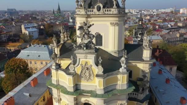 Letecké video kostela sv. Jury v centrální části starého města Lvova, Ukrajina — Stock video