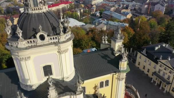 Flygfoto av Saint Jura kyrkan i centrala delen av gamla staden Lviv, Ukraina — Stockvideo