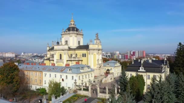 Luftbild der Kirche des Heiligen Jura im zentralen Teil der Altstadt von Lwiw, Ukraine — Stockvideo