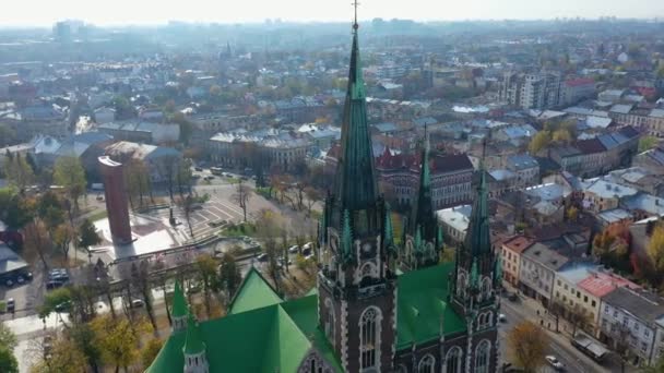 Luchtfoto van Sint Olga en Elizaveta kerk in het centrale deel van de oude stad Lviv, Oekraïne — Stockvideo