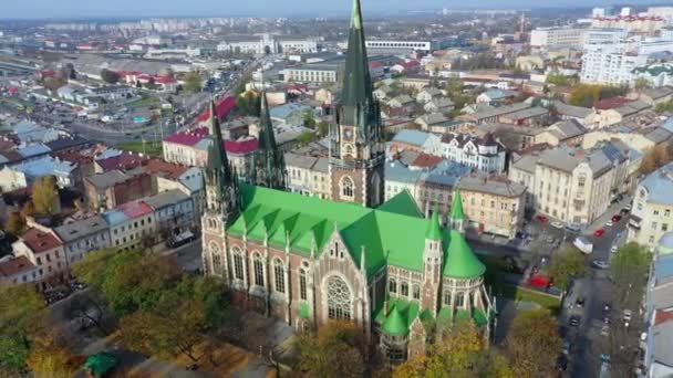 Luchtfoto van Sint Olga en Elizaveta kerk in het centrale deel van de oude stad Lviv, Oekraïne — Stockvideo