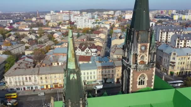 Повітряне відео церкви Святої Ольги і Єлізавети в центральній частині старого міста Львова. — стокове відео