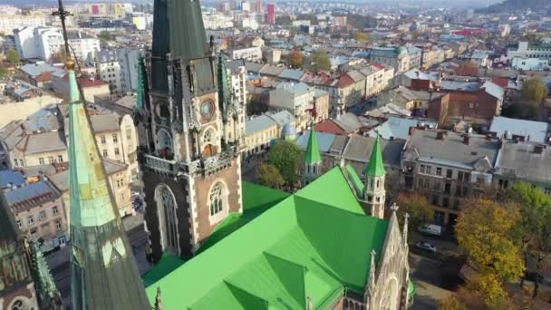 Luchtfoto van Sint Olga en Elizaveta kerk in het centrale deel van de oude stad Lviv, Oekraïne — Stockvideo