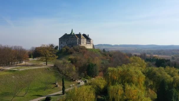 Luchtfoto van spookkasteel van Olesko, Oekraïne — Stockvideo