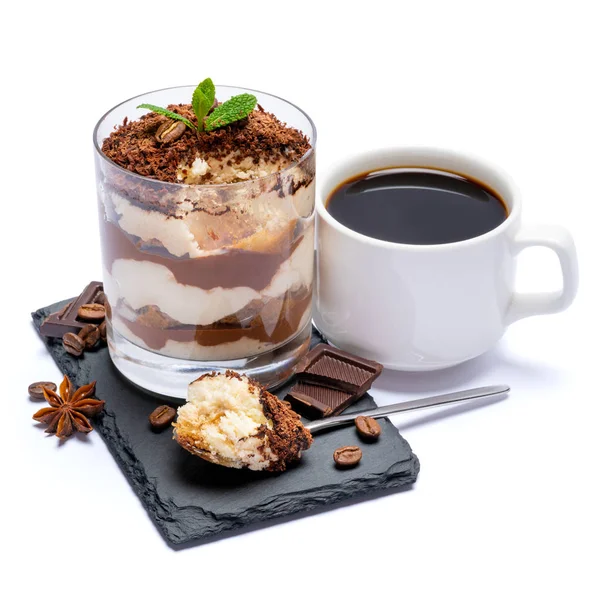 Klassisches Tiramisu-Dessert in einer Glasschale und Schokoladenstücke auf Steinschneidebrett auf weißem Hintergrund mit Schneideweg — Stockfoto