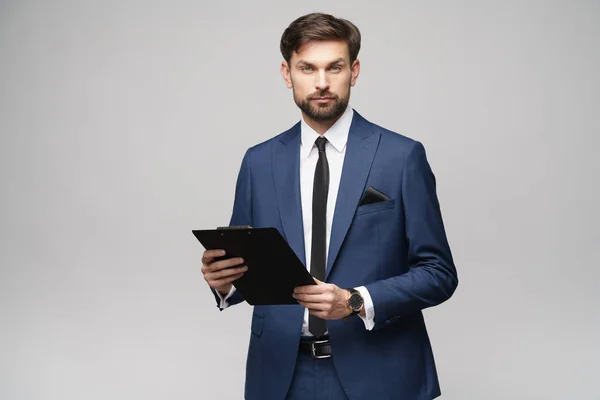 Retrato de un joven hombre de negocios guapo sosteniendo la carpeta —  Fotos de Stock