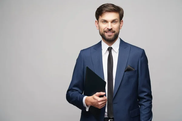 Retrato de un joven hombre de negocios guapo sosteniendo la carpeta —  Fotos de Stock