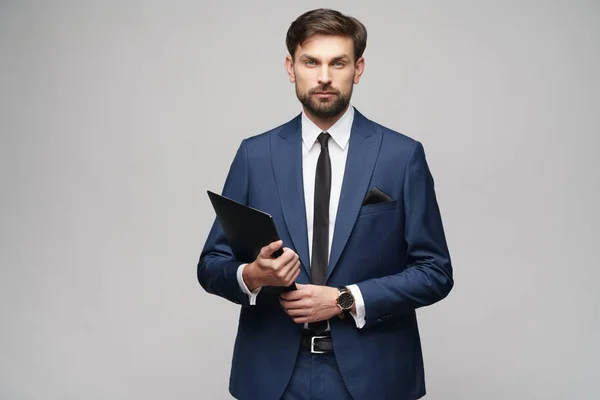 Retrato de un joven hombre de negocios guapo sosteniendo la carpeta —  Fotos de Stock