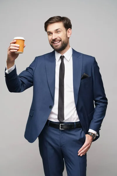 Junger kaukasischer Geschäftsmann mit einer Papptasse Kaffee zum Mitnehmen — Stockfoto