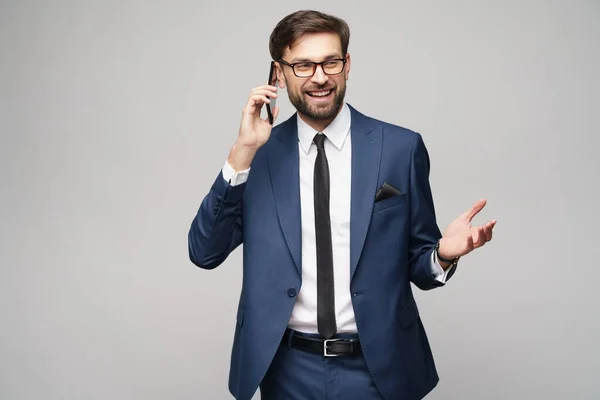 Geschäftsmann telefoniert isoliert vor grauem Hintergrund — Stockfoto