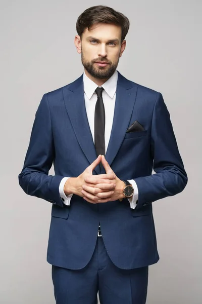 Estudio foto de joven hombre de negocios guapo usando traje — Foto de Stock
