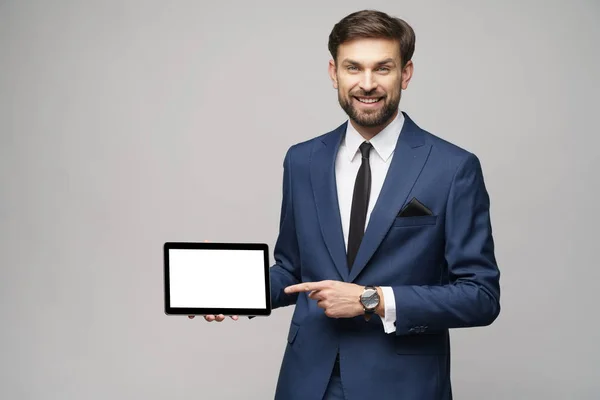 Ung affärsman presenterar digital tablet pc pad med tom skärm — Stockfoto