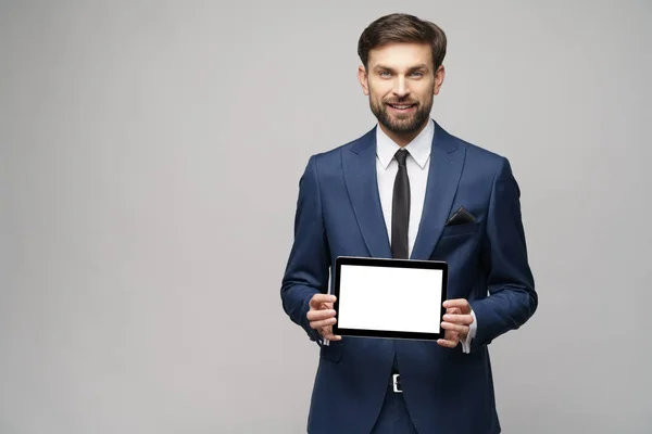 Ung affärsman presenterar digital tablet pc pad med tom skärm — Stockfoto