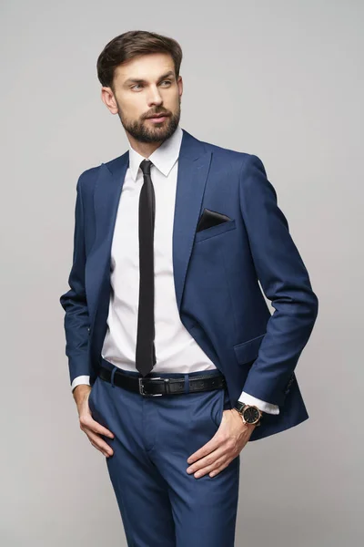 Studiofoto eines jungen, gut aussehenden Geschäftsmannes im Anzug — Stockfoto