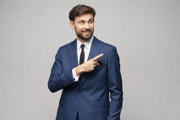 Retrato de um jovem empresário apontando em um espaço de cópia com o dedo — Fotografia de Stock