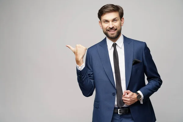 Porträt eines jungen Geschäftsmannes, der mit dem Finger auf ein Copyspace zeigt — Stockfoto