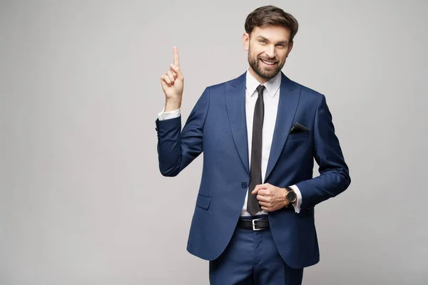 Retrato de um jovem empresário apontando em um espaço de cópia com o dedo — Fotografia de Stock