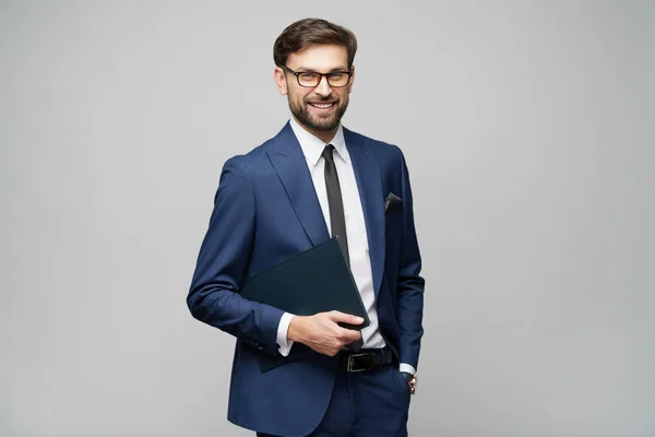 Retrato de un joven hombre de negocios guapo sosteniendo la carpeta de documentos —  Fotos de Stock