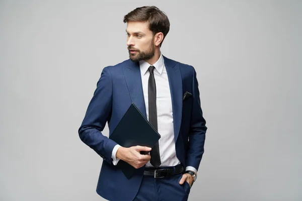 Retrato de um belo jovem empresário segurando pasta de documentos — Fotografia de Stock