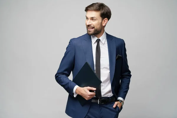 Retrato de un joven hombre de negocios guapo sosteniendo la carpeta de documentos —  Fotos de Stock