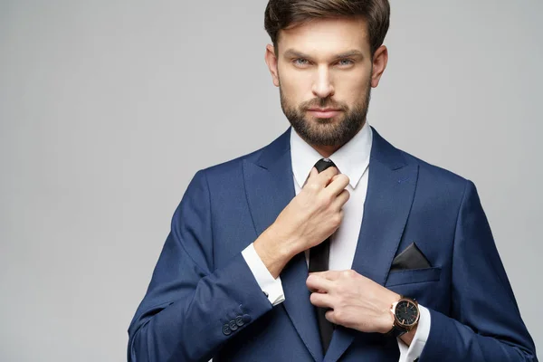 Foto de estúdio de jovem bonito homem de negócios elegante vestindo terno — Fotografia de Stock