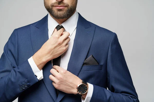 Foto de estúdio de jovem bonito homem de negócios elegante vestindo terno — Fotografia de Stock