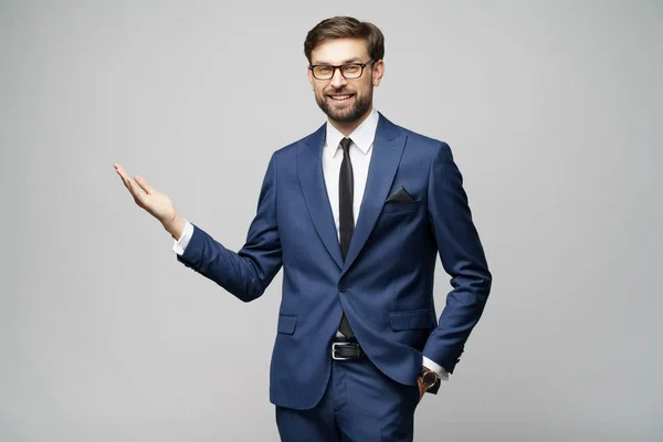 Retrato de um jovem empresário apontando em um espaço de cópia com o dedo — Fotografia de Stock