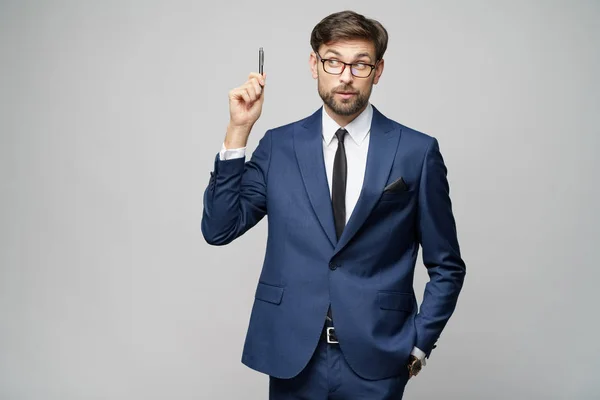 Studuo schot van het denken op te lossen probleem zakenman dragen pak holding pen — Stockfoto