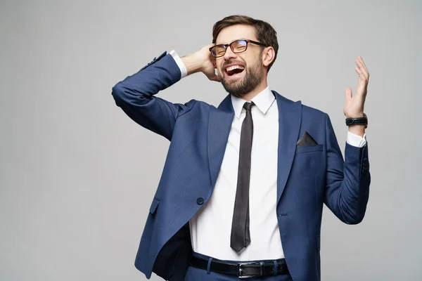 Zeer gelukkig succesvolle winnaar gebaren zakenman over grijze achtergrond — Stockfoto