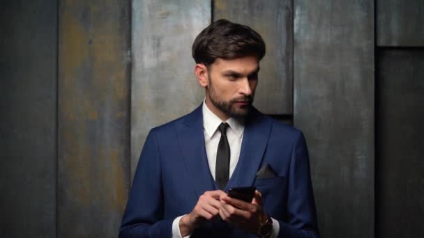 Completo hd vídeo de joven guapo elegante hombre de negocios - 4x cámara lenta - usando el teléfono inteligente — Vídeos de Stock