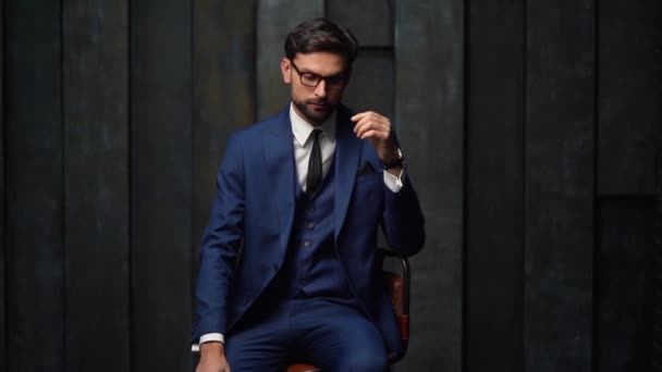 Полное видео молодого красивого стильного бизнесмена - 4x slow motion — стоковое видео