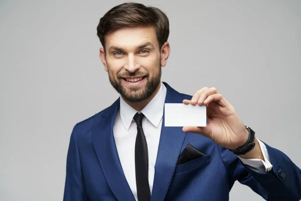 Joven hombre de negocios guapo tenencia de negocios o tarjeta de crédito — Foto de Stock