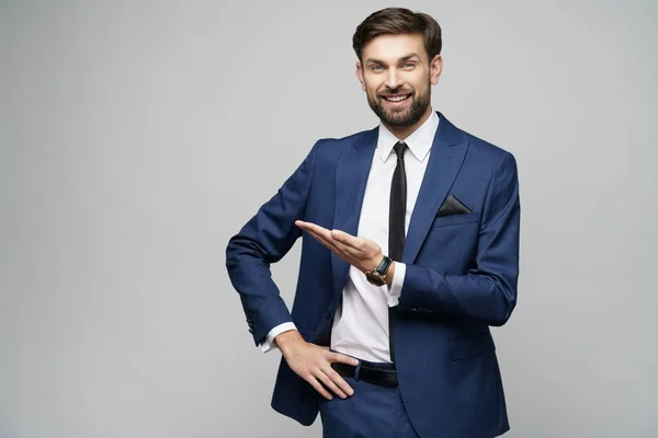 Retrato de um jovem empresário apontando em um espaço de cópia com o dedo — Fotografia de Stock