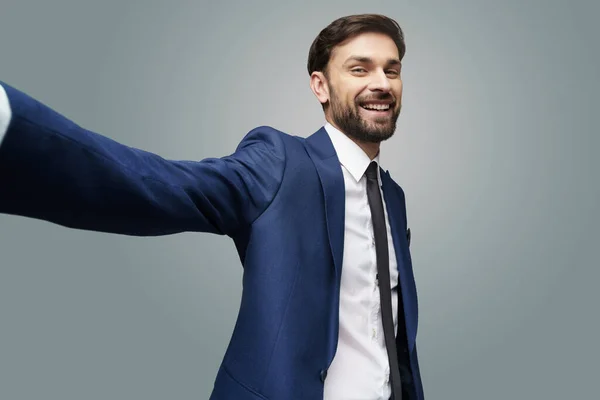 Weitwinkel-Selfie-Aufnahme eines jungen gutaussehenden Geschäftsmannes im Anzug — Stockfoto
