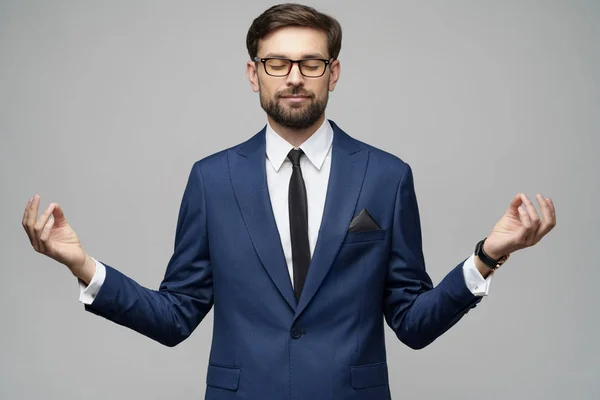 Foto estúdio de meditativo jovem bonito homem de negócios elegante vestindo terno — Fotografia de Stock