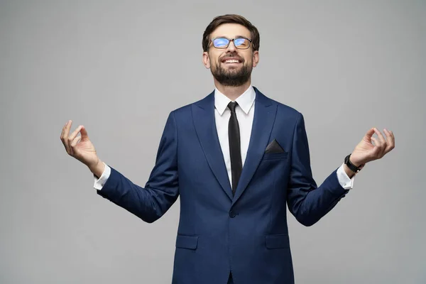 Foto estúdio de meditativo jovem bonito homem de negócios elegante vestindo terno — Fotografia de Stock