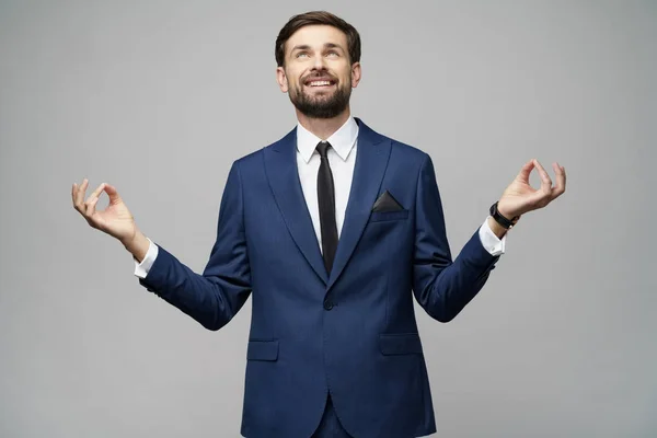 Foto estúdio de meditativo jovem bonito homem de negócios elegante vestindo terno — Fotografia de Stock